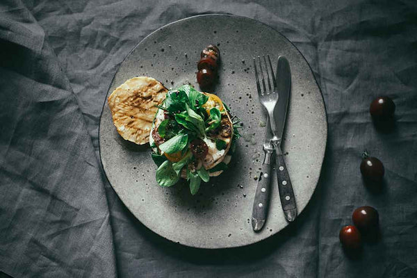 BURGER MIT SELLERIE UND ZIEGENKÄSE