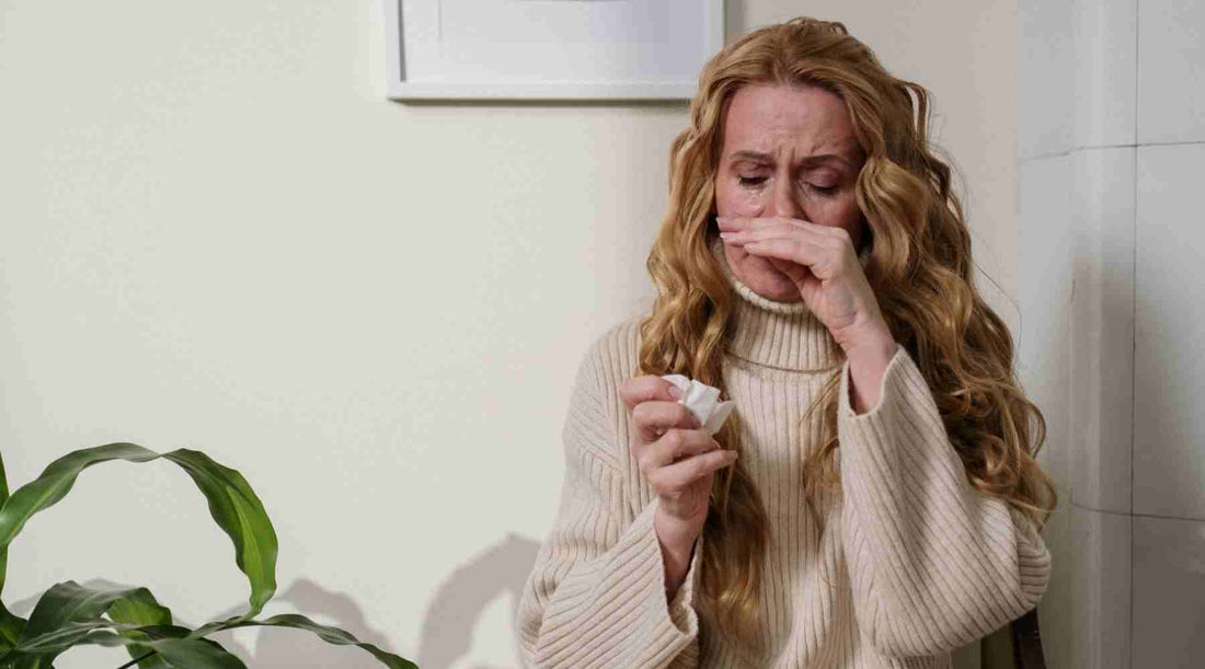 Erkältung in der schwangerschaft Frau schnäuzt sich die Nase mit einem Taschentuch