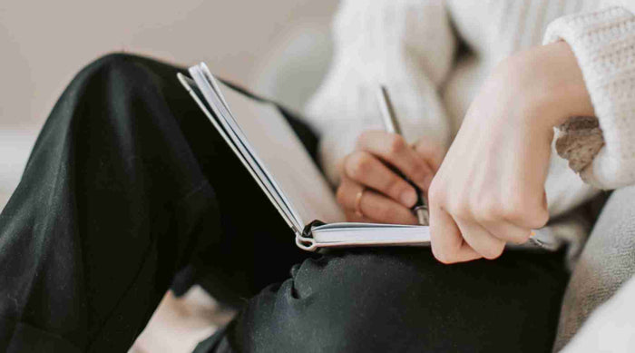 Loslassen lernen: Ein Brox Ritual mit Stift und Papier.